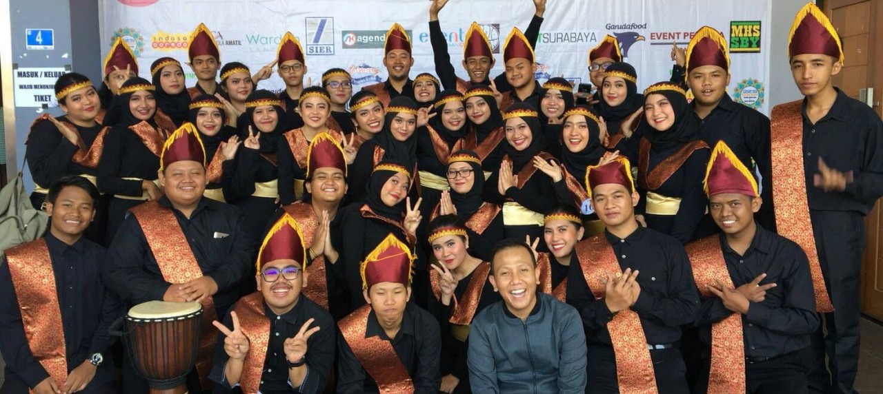 Tim PSM UISI mengenakan kostum baju adat Sumatera Utara.