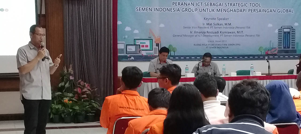 Senior Vice President PT. Semen Indonesia, Ir. Mat Sulkan, M.M. memberi arahan bagi mahasiswa