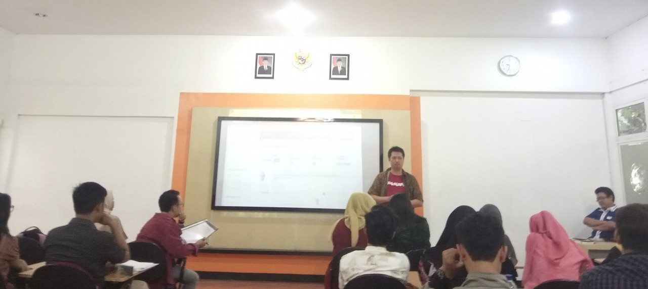 Yohanes Dwi Putra berikan informasi terkait sistem e-commerce Bukalapak di salah satu kelasnya