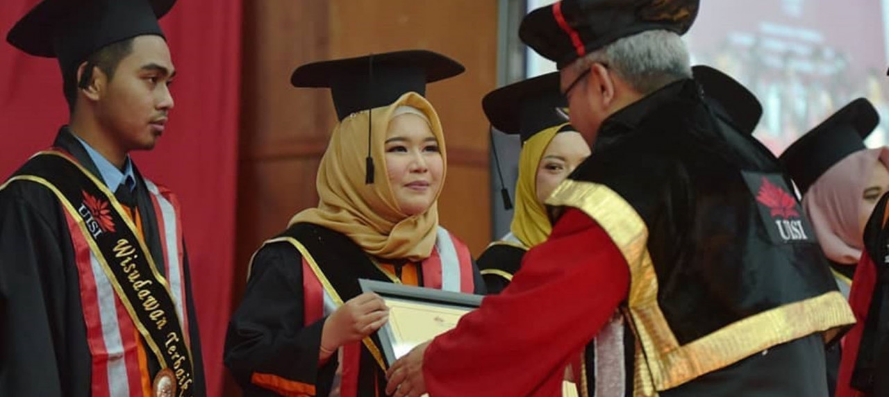 Penyerahan apresiasi prestasi Hikmah Sekarningtyas oleh Rektor UISI