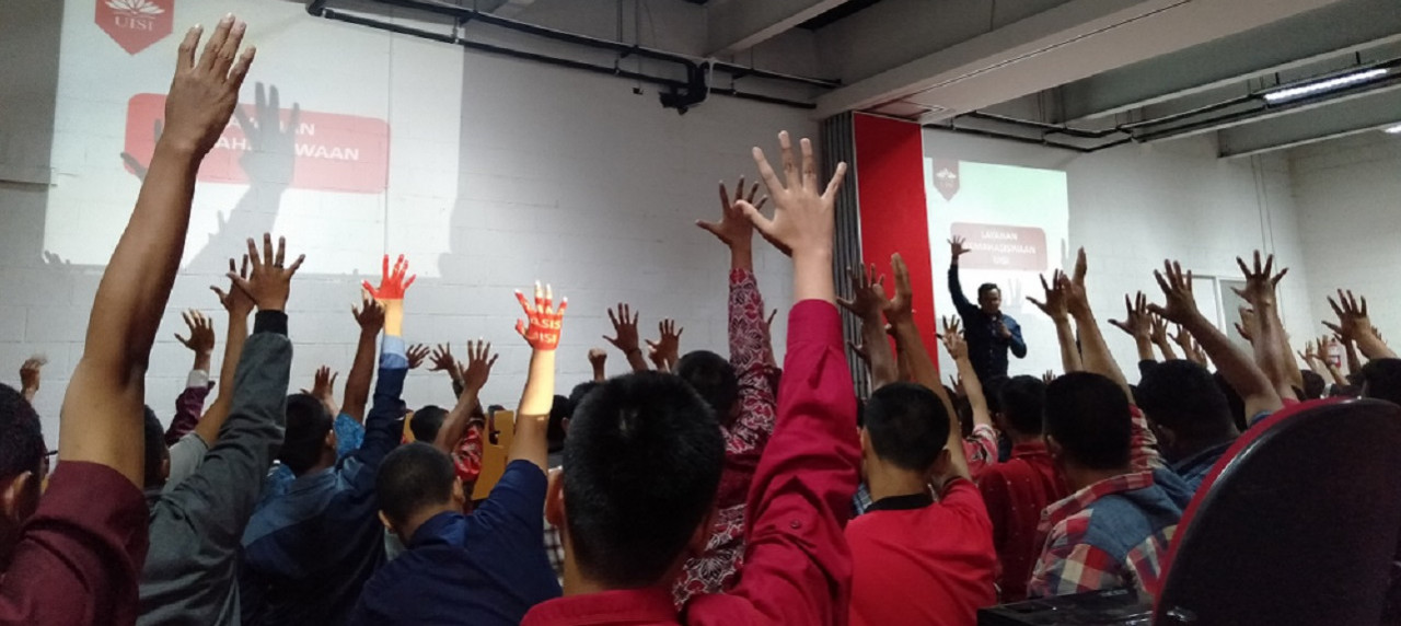 Serentak angkat tangan, mahasiswa baru tunjukkan kesiapan memulai karir sejak awal