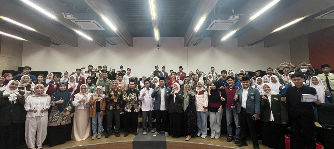 Narasumber dan peserta berfoto bersama usai pelaksanaan Youth Career Preparation Program