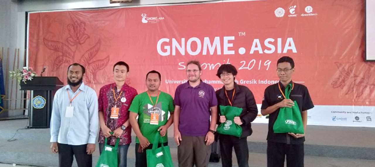 Neil McGoven, tiga dari kanan, selaku keynote speaker dalam GNOME.Asia Summit 2019