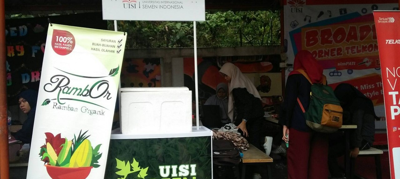 Aksi Penukaran Botol Plastik oleh UISI Green Campus
