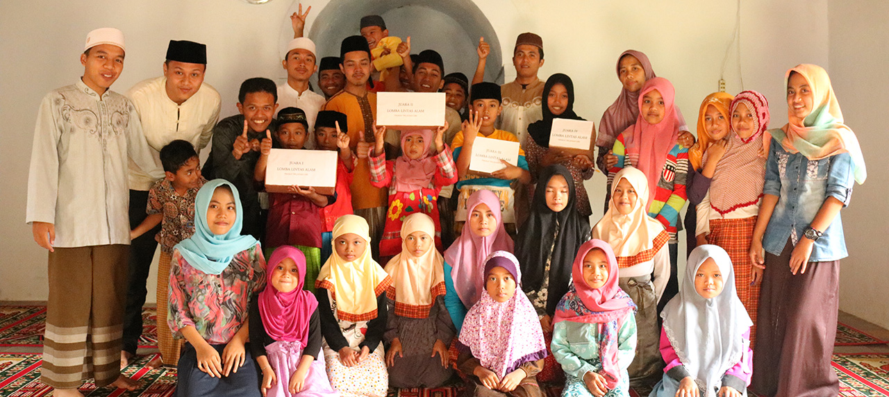 Foto Bersama Mahasiswa UISI dan UNIDA beserta Murid Binaan KKN Tematik