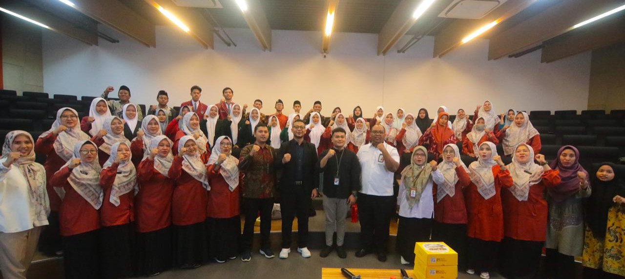 Perwakilan dari 74 Madrasah Aliyah se-Kabupaten Gresik bersama 25 siswa turut hadir.