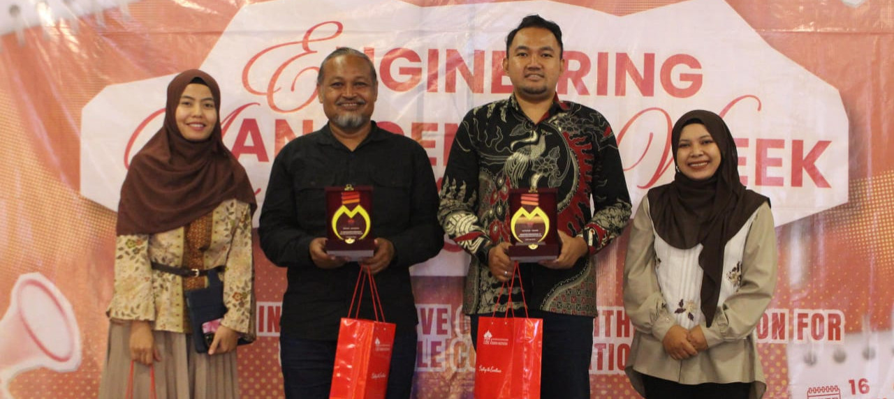 Narasumber dari PT Petrokimia Gresik dan Ecoton berbagi wawasan mengenai implementasi industri berke