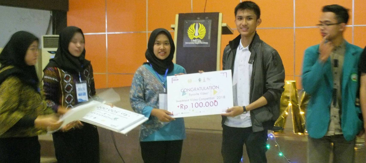 Pemberian hadiah kepada mahasiswa UISI selaku juara harapan dalam ajang Video Competition