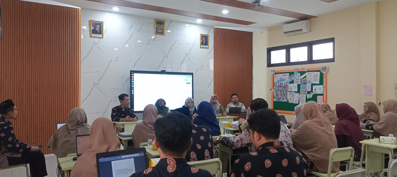 Tim Pengmas UISI memberikan pendampingan teknis sekaligus menyerahkan modul panduan CBT-Ibrah