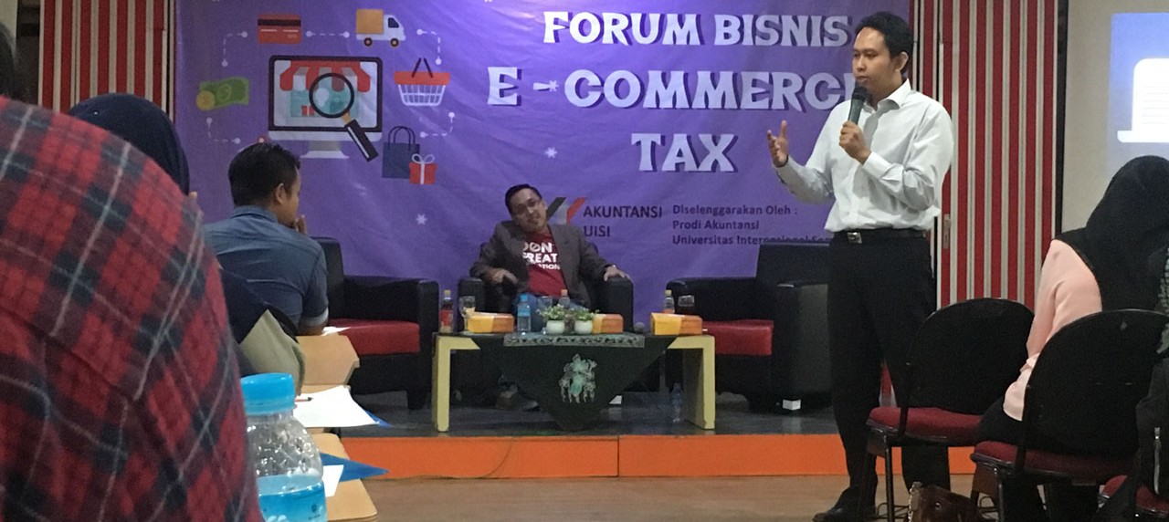 Irwan Sugianto sedang menyampaikan materi pajak penghasilan atas transaksi e-commerce.