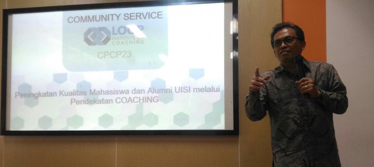 Johan Samudra sedang memaparkan materi coaching ke Mahasiswa dan Alumni UISI