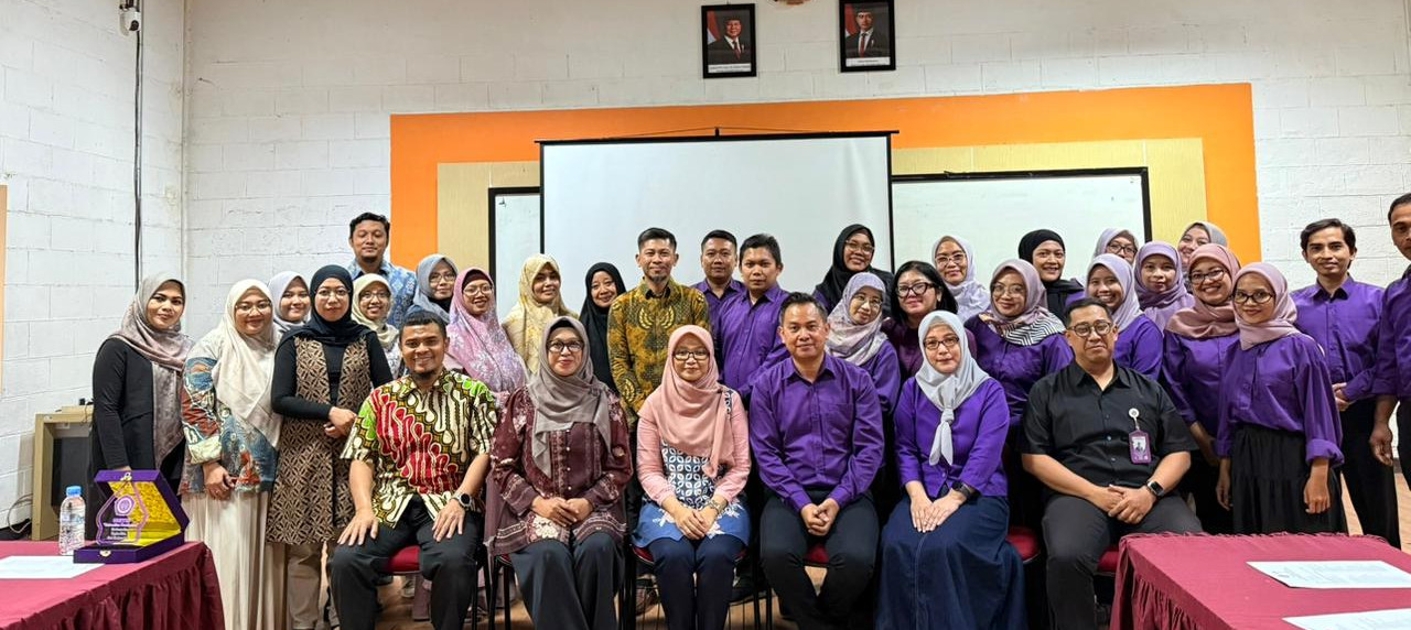 Delegasi UISI dan UNITRI berfoto bersama usai studi banding penjaminan mutu di Ruang Aula Kampus B
