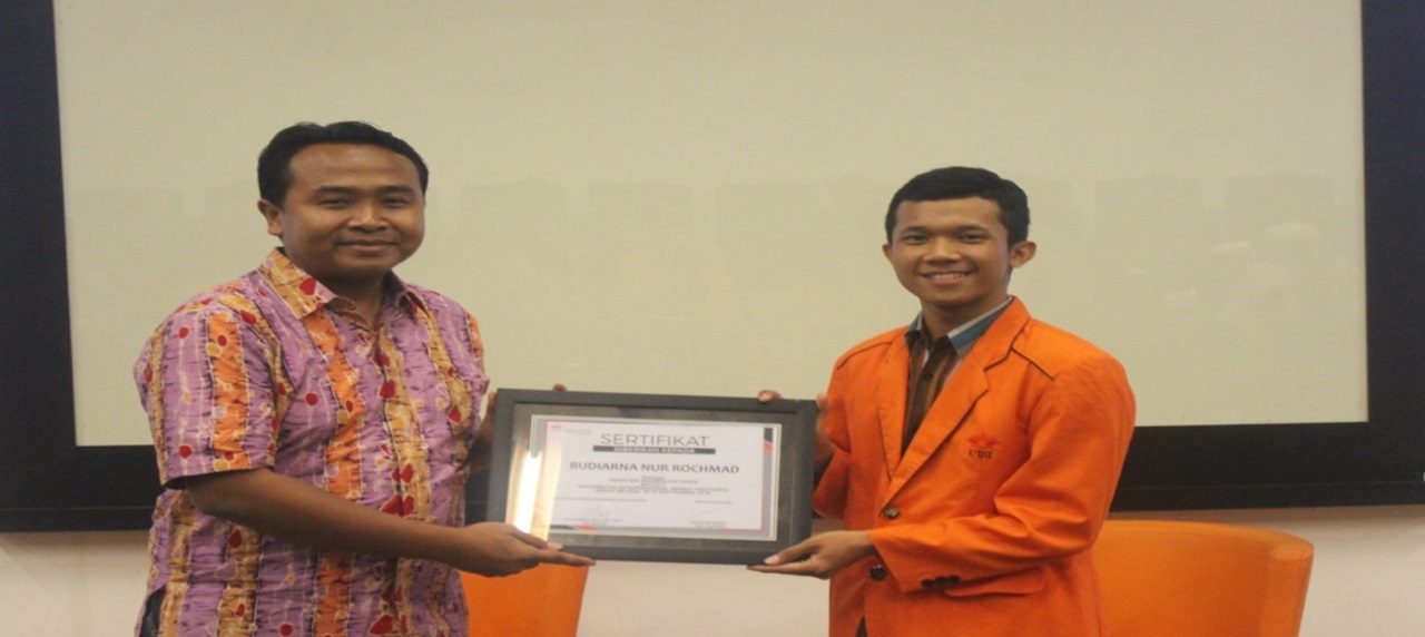 Pemberian sertifikat penghargaan oleh ketua pelaksana kepada Budiana Nur Rohmad selaku pemateri