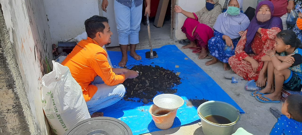 Lanang Pangestu, sebagai tim PHP2D HIMATRIAN melakukan demonstrasi pembuatan pupuk kompos pada warga