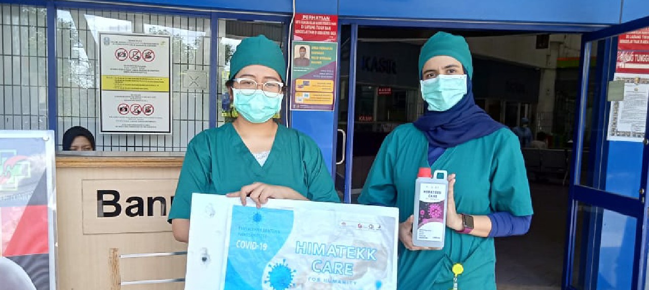 Potret penyaluran donasi kepada pihak RSUD Dr. SOETOMO Surabaya, berupa 14 Liter Handsanitizer.