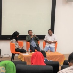 Bapak Masinton Pasaribu, S.H sedang menyampaikan materi seminar kepemudaan BEM Bapak Masinton Pasaribu, S.H sedang menyampaikan materi seminar kepemudaan BEM