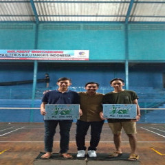 Kedua pemenang kompetisi badminton kategori tunggal putra Kedua pemenang kompetisi badminton kategori tunggal putra