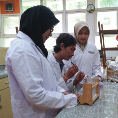Ekspresi Mahasiswa Teknik Kimia UISI yang mendapatkan Dana Hibah melalui PKM P Dikti Ekspresi Mahasiswa Teknik Kimia UISI yang mendapatkan Dana Hibah melalui PKM P Dikti