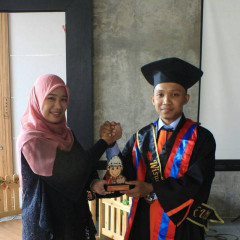 Izzati Winda Murti S.T., M.T memberikan selamat kepada Ahmad Faruq Abduni Alhaq, S.T Izzati Winda Murti S.T., M.T memberikan selamat kepada Ahmad Faruq Abduni Alhaq, S.T