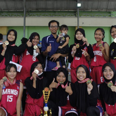 Potret Mira bersama tim basket saat memenangkan ajang PORKAB Se-Kabupaten Tuban.