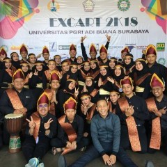 Tim PSM UISI mengenakan kostum baju adat Sumatera Utara.