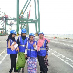 Ekspresi Dosen dan Mahasiswa Informatika UISI sedang melakukan Penelitian Riset di Teluk Lamong Ekspresi Dosen dan Mahasiswa Informatika UISI sedang melakukan Penelitian Riset di Teluk Lamong