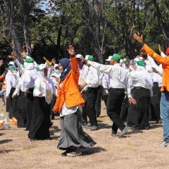 Mahasiswa baru dan panitia menari diiringi jingle UISI Mahasiswa baru dan panitia menari diiringi jingle UISI