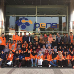 Potret keseluruhan tim bersama para dosen pembimbing setelah kegiatan monev selesai Potret keseluruhan tim bersama para dosen pembimbing setelah kegiatan monev selesai