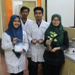 Ufafa memberikan instruksi pada mahasiswa untuk mengukur larutan Natrium Hidroksida Ufafa memberikan instruksi pada mahasiswa untuk mengukur larutan Natrium Hidroksida