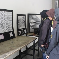 foto saat pengunjung menikmati hasil karya mahasiswa UISI, prodi DKV.