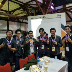 Potret Pak Arif dan Pak Yohannes beserta Timnya mendapat Juara 2 ITB Cloud Computing Bootcamp Potret Pak Arif dan Pak Yohannes beserta Timnya mendapat Juara 2 ITB Cloud Computing Bootcamp