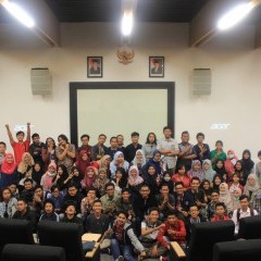 Sesi foto bersama seluruh Mahasiswa beserta Dosen DKV Sesi foto bersama seluruh Mahasiswa beserta Dosen DKV