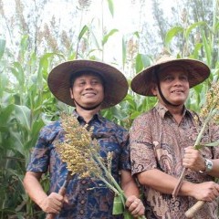 Dr.Hending Winarno, Deputi Pendayagunaan Nuklir (kiri) dan Prof. Dr.Ing Herman Sasongko (kanan) Dr.Hending Winarno, Deputi Pendayagunaan Nuklir (kiri) dan Prof. Dr.Ing Herman Sasongko (kanan)