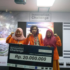 Ekspresi bahagia (dari kiri) Imroatul, Fauzan, dan Firda beserta hadiah yang diperoleh Ekspresi bahagia (dari kiri) Imroatul, Fauzan, dan Firda beserta hadiah yang diperoleh