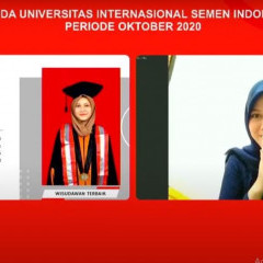 Senyum lega Wanda Amelia Prihandana saat dinobatkan menjadi wisudawan terbaik akuntansi Senyum lega Wanda Amelia Prihandana saat dinobatkan menjadi wisudawan terbaik akuntansi