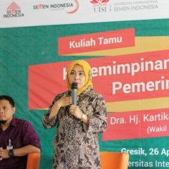Dr. Hj. Kartika Hidayati, M. M, MHP saat menjelaskan tentang polemik kepemimpinan di Indonesia