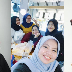 Tim Sekarves Indonesia dan Dosen Tyas Ajeng Nastiti., S.T., M.Ds dengan produk hijab unggulan Tim Sekarves Indonesia dan Dosen Tyas Ajeng Nastiti., S.T., M.Ds dengan produk hijab unggulan