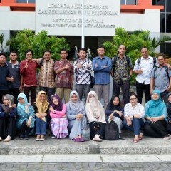 Tikno (atas, kelima dari kiri) bersama para peserta lain program PKBI di Yogyakarta