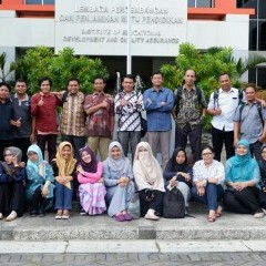 Tikno (atas, kelima dari kiri) bersama para peserta lain program PKBI di Yogyakarta Tikno (atas, kelima dari kiri) bersama para peserta lain program PKBI di Yogyakarta