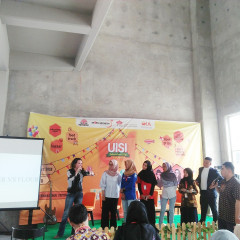 Sacha Stevenson bersama dengan beberapa partisipan saat mini games pelafalan kata Sacha Stevenson bersama dengan beberapa partisipan saat mini games pelafalan kata