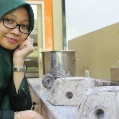 Ufafa Anggarini S.Si., M.Si. beserta hasil inovasi geopolimernya. Ufafa Anggarini S.Si., M.Si. beserta hasil inovasi geopolimernya.