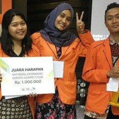 Vanesssa, Bella, dan Bayu berhasil meraih juara harapan di Universitas Negeri Malang