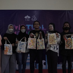 Potret pengunjung setelah membuat totebag marbling Potret pengunjung setelah membuat totebag marbling
