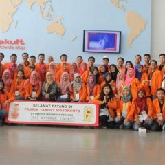 Mahasiswa manajemen rekayasa mengunjungi pabrik yakult Mahasiswa manajemen rekayasa mengunjungi pabrik yakult