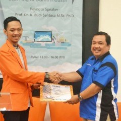 Serah terima sertifikat dari Bapak James F. Tomasouw (kanan) kepada Rahadian Aviasha Putra (kiri) Serah terima sertifikat dari Bapak James F. Tomasouw (kanan) kepada Rahadian Aviasha Putra (kiri)