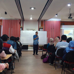 Dr. Roziq Himawan Menyampaikan Materi Tentang Teknologi Reaktor dan Keselamatan Nuklir Dr. Roziq Himawan Menyampaikan Materi Tentang Teknologi Reaktor dan Keselamatan Nuklir