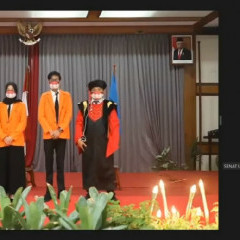 Potret pengukuhan Mahasiswa Baru UISI 2020 ditandai dengan penyematan jas almamater oleh Rektor UISI Potret pengukuhan Mahasiswa Baru UISI 2020 ditandai dengan penyematan jas almamater oleh Rektor UISI