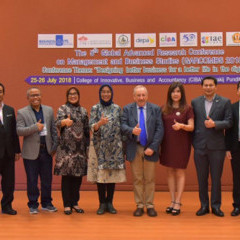 Warek II UISI bersama para perwakilan Host, Co-Host, dan pembicara Garcombs 2018. Warek II UISI bersama para perwakilan Host, Co-Host, dan pembicara Garcombs 2018.