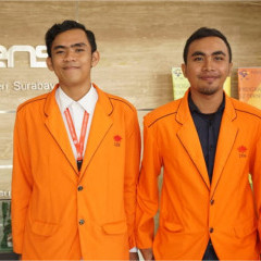 Tim pemrakarsa aplikasi Calorie Monitoring System usai kegiatan Monitoring dan Evaluasi di PENS. Tim pemrakarsa aplikasi Calorie Monitoring System usai kegiatan Monitoring dan Evaluasi di PENS.