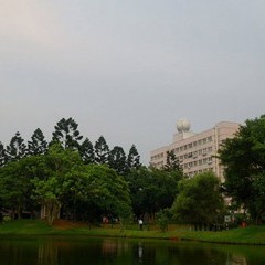 Puji Andayani setelah wisuda S2 di luar negeri Puji Andayani setelah wisuda S2 di luar negeri